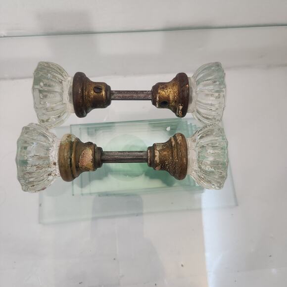 set of 2 Vintage Glass doorknobs - Picture 3 of 4